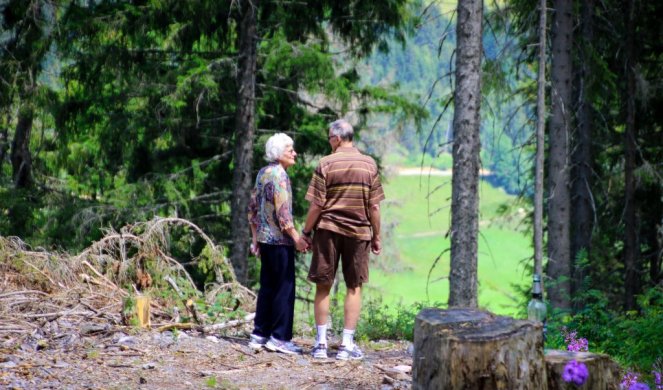 (FOTO) KORONA NIJE SPREČILA NJIHOVU LJUBAV Baka (85) i njen dečko (89) se svakog dana sastaju na granici kako bi popili kafu