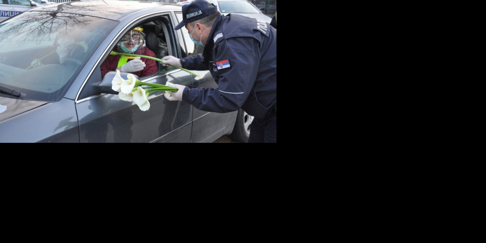 (FOTO) DA VAM SE SRCE ISTOPI! Ovako su policajci izrazili zahvalnost medicinskom osoblju! SVAKA ČAST!