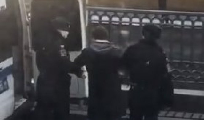 (VIDEO) TAKO TO RADE RUSI! POSLE OVOG SNIMKA NEĆE IM PASTI NA PAMET DA ŠETAJU! Policija ekspresno uhapsila čoveka koji je šetao parkom sa kučetom!