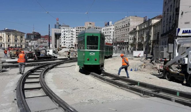 (FOTO) PRVI TRAMVAJ PROŠAO SAVSKIM TRGOM! Život će se vratiti u normalu, a Beograd će biti još lepši!