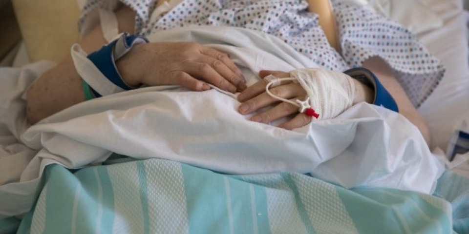 EVROPSKI STANDARD! Burne reakcije zbog fotografije iz bolnice u Sisku! Hrvati dve bolesne starice smestili u jedan krevet (FOTO)