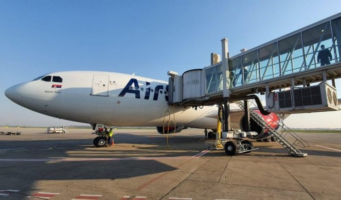 SRPSKI DRŽAVLJANI VRAĆENI KUĆI! Avion 330 sleteo na beogradski aerodrom! (Video)