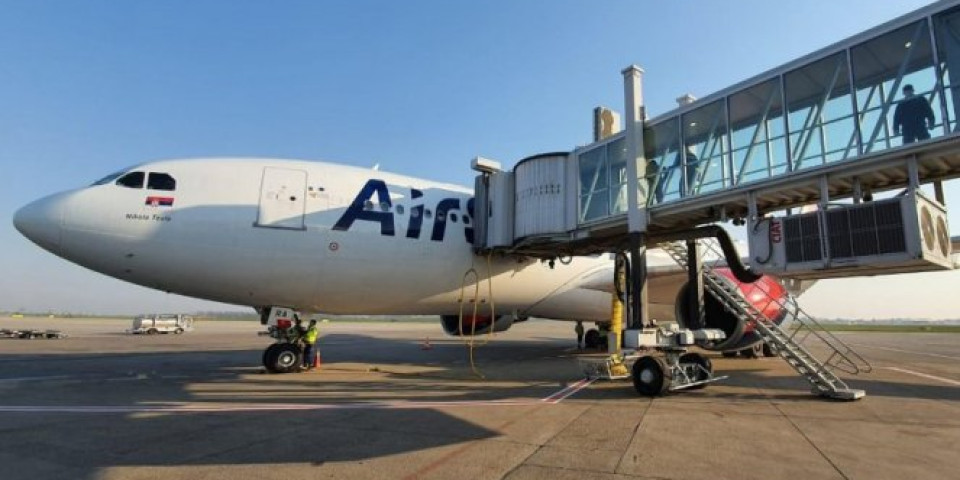 SRPSKI DRŽAVLJANI VRAĆENI KUĆI! Avion 330 sleteo na beogradski aerodrom! (Video)