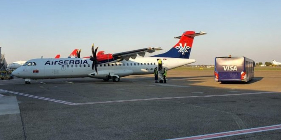 (FOTO/VIDEO) AVIONOM ER SRBIJE STIGLI NAŠI DRŽAVLJANI IZ KIJEVA I BUKUREŠTA!