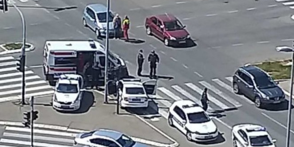 ŽESTOK UDES NA NOVOM BEOGRADU! Sudar "pežoa" i policijskog automobila na prometnoj raskrsnici, strahuje se da ima povređenih!