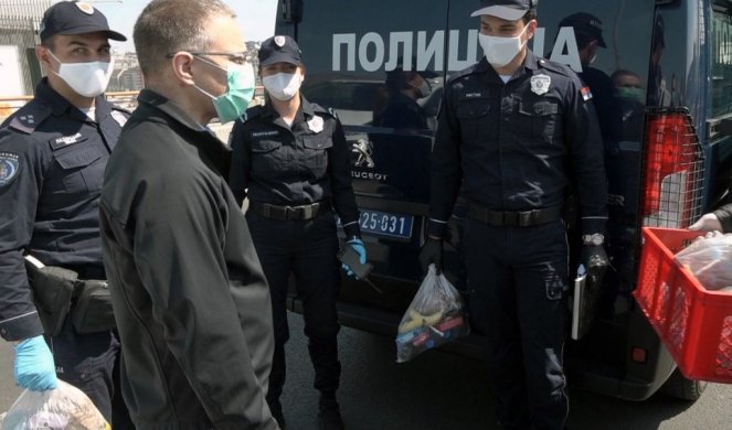 LANČ PAKETI ZA DEŽURNE POLICAJCE! Stefanović obišao jedan od punktova u Beogradu, na kome policijski službenici kontrolišu poštovanje zabrane kretanja (FOTO/VIDEO)