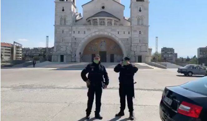 (FOTO) INCIDENT NA MARKOVDAN! Milogorska policija sprečava vernike da uđu u hram!