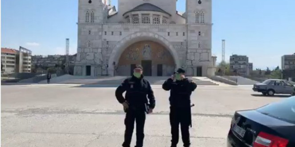 (FOTO) INCIDENT NA MARKOVDAN! Milogorska policija sprečava vernike da uđu u hram!