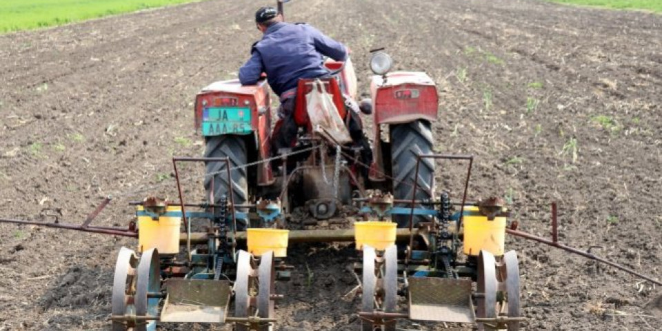 AMERIČKI FARMERI U PANICI, POČINJE BORBA ZA SVAKI GRUMEN ZEMLJE! Od Montane do Teksasa svi traže samo jedno i spremni su da idu do vrha države... "OVO JE HITNA SITUACIJA!"