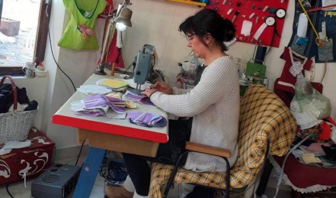 UMESTO MATURSKIH HALJINA - MASKE! Krojačica iz Majdanpeka ima posla više nego ikad, a njene maske u ovom gradu već su postale i modni detalj!