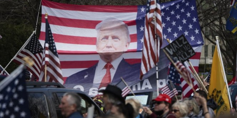 (FOTO) PROTESTI U AMERICI! Hiljade traže ukidanje karantina, Tramp ih podržava!