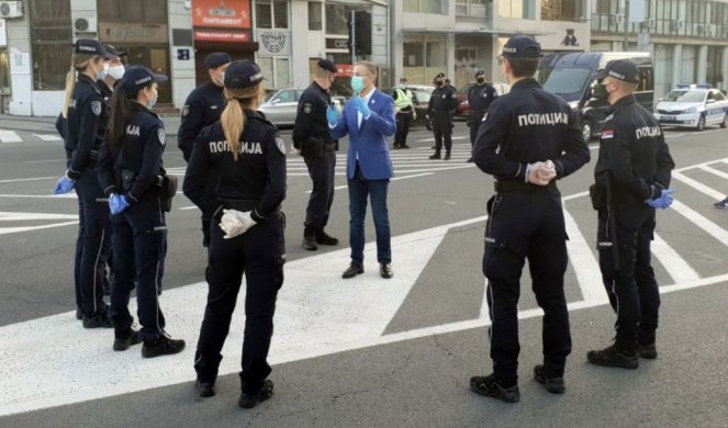 (FOTO) HTEO LIČNO DA SE UVERI KAKO PROTIČE POLICIJSKI ČAS! Stefanović obišao policijske službenike, poželeo im srećan rad!
