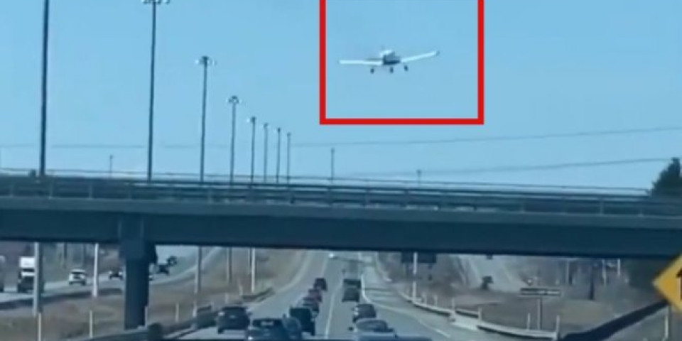 VANREDNO SLETANJE - NA AUTOPUTU! Kanadski pilot se prizemljio između automobila! (VIDEO)