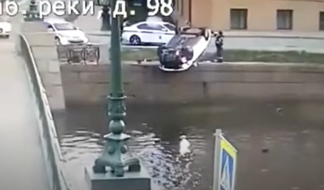 DRAMATIČNA POTERA U RUSIJI! Bežao od policije, auto se prevrnuo i ostao da visi iznad reke