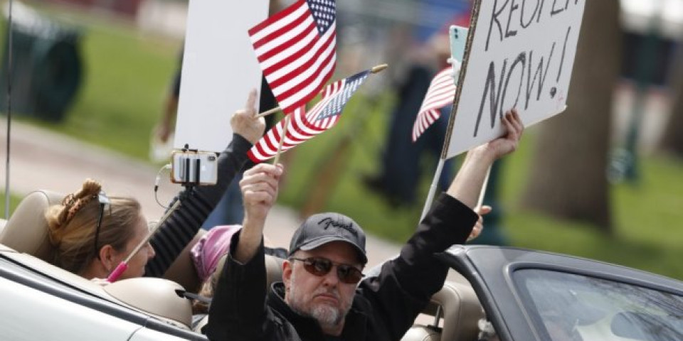 KORONA KOSI AMERIKU a širom zemlje protesti protiv OSTAJANJA KOD KUĆE (FOTO/VIDEO)