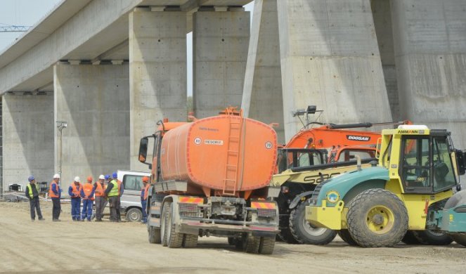 (FOTO/VIDEO) SRBIJO, GLEDAJ I UŽIVAJ! VOZIĆEMO SE 200 NA SAT, RUSI ZAVRŠILI KLJUČNI TUNEL I VIJADUKT VISOK KAO OSMOSPRATNICA! Radovi gotovi pola godine pre roka!