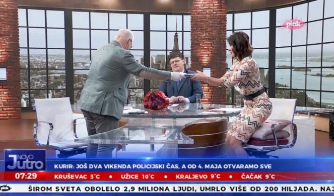 (VIDEO/FOTO) GORAN VESIĆ UŠAO U STUDIO PINKA I IZNENADIO VODITELJE! Ono što im je poklonio ih je oduševilo!