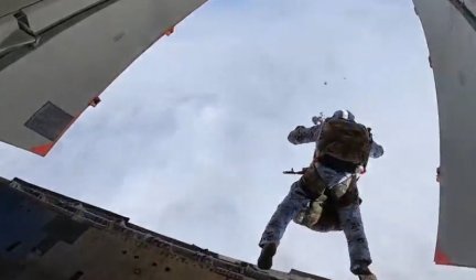 MASOVNI DESANT RUSKIH PADOBRANACA NA ARKTIKU! 1.700 padobranaca skakalo u intervalu od 0,7 sekundi iz Iljušina! /VIDEO/