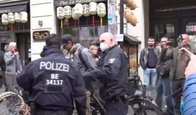 "ŽELIM SVOJ ŽIVOT NAZAD" Merkelova se brutalno obračunava sa demonstrantima u Berlinu, na stotine uhapšenih! (VIDEO)