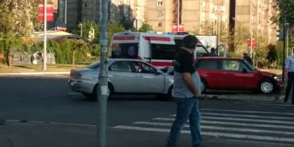 (VIDEO) HITNA POMOĆ ODMAH STIGLA NA MESTO NESREĆE! "Alfa" se zakucala u drugi automobil na Novom Beogradu!