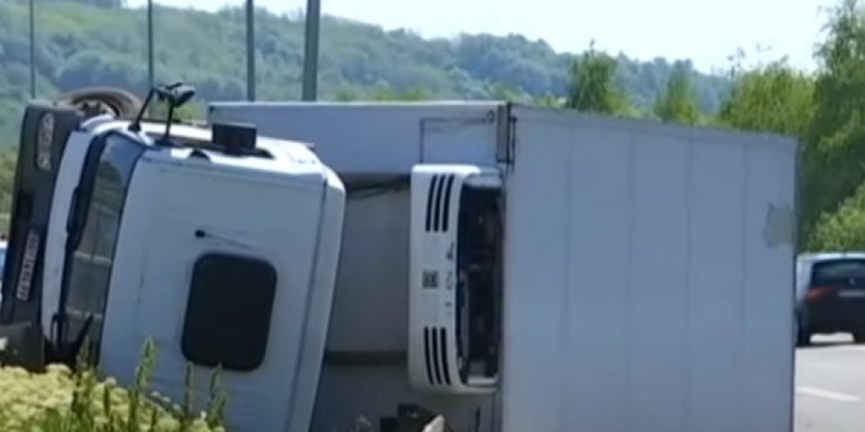 (VIDEO/FOTO) PREVRNUO SE ŠLEPER KOD VRČINA Kamion probio zaštitnu ogradu, kabina u jednoj, prikolica u drugoj traci auto-puta