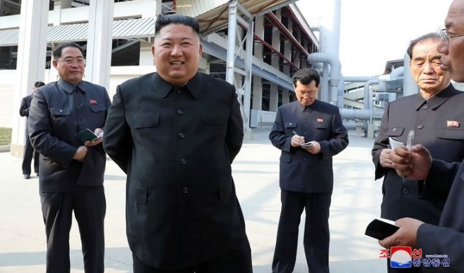 (FOTO) SVET GA SAHRANIO, A ON PUCA OD SMEHA! Ovo su prve fotografije Kim Džong Una 20 dana posle "misterioznog" nestanka!