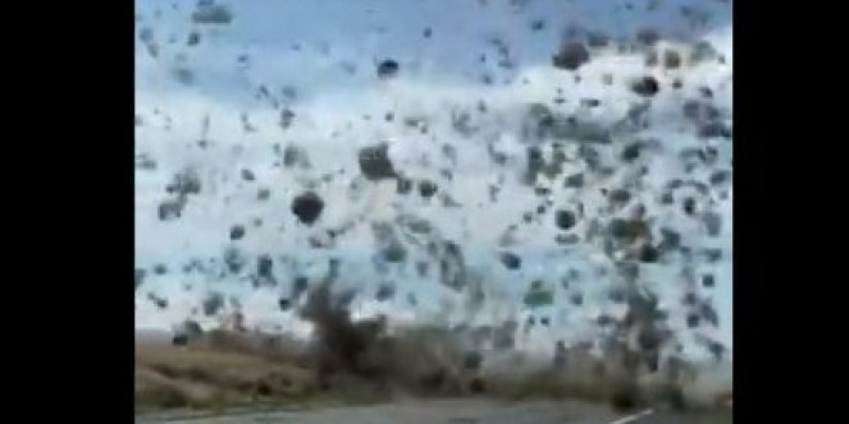 (VIDEO) USRED VOŽNJE ULETEO U PAKAO! Neverovatan snimak tornada na putu kod Vašingotna!