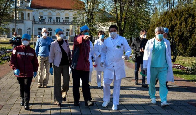 (FOTO) ZATVORENA PRIVREMENA KOVID BOLNICA U BANJI KOVILJAČI! Poslednji pacijenti ispraćeni uz aplauz!