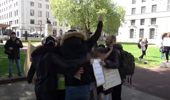 MOJE TELO, MOJ IZBOR! Zagovornici teorije zavere se okupili ispred londonske policije, nakon GRUPNOG GRLJENJA usledilo hapšenje! (VIDEO)