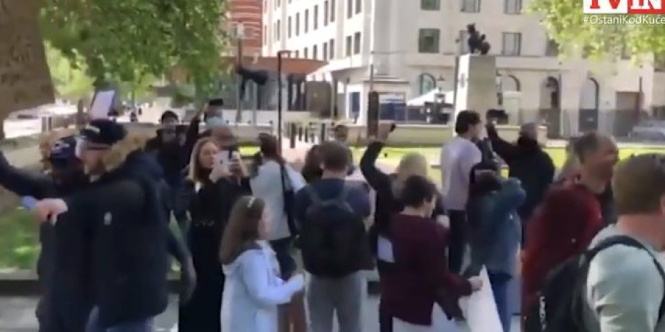 MOJE TELO - MOJ IZBOR! Grupni zagrljaj u Londonu narušio mere zaštite, uhapšena jedna osoba! (Video)