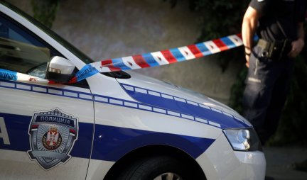 JEZIVA FOTOGRAFIJA SMRSKANOG BMW-A! Nadomak Sremske Kamenice udario u banderu pa završio PREVRNUT NA BOK