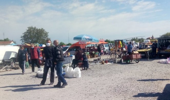 PONOVO RADI ČUVENI BUVLJAK U ŠAPCU! Ponuda tanka, a nema ni najboljih mušterija - penzionera! (FOTO)