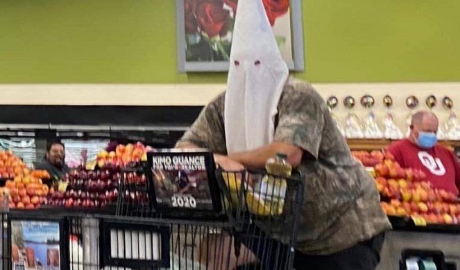 RASIZAM, I TO JE AMERIKA!  Muškarac se pojavio u supermarketu sa maskom Kju kluks klana!