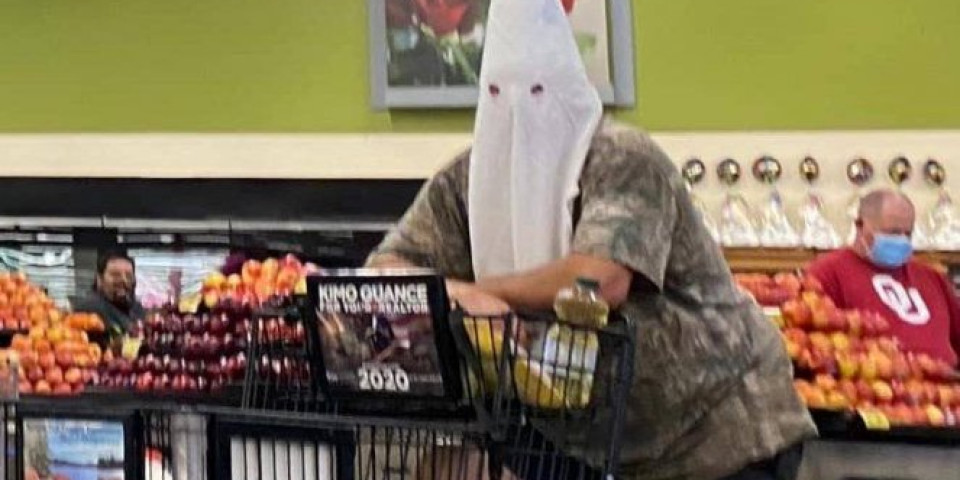 RASIZAM, I TO JE AMERIKA!  Muškarac se pojavio u supermarketu sa maskom Kju kluks klana!