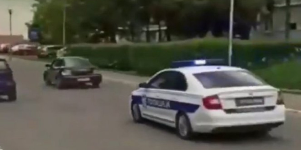 (VIDEO) ŠOK SNIMAK POTERE U ŽELEZNIKU! Policija juri crni auto, GRAĐANI NAVIJAJU ZA BEGUNCA! A evo zašto je bežao!
