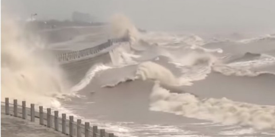 (VIDEO) REKA KOJA GUTA LJUDE! Tutnjava ledi krv u žilama, a ogromni talasi poklapaju sve pred sobom! NAJSTRAŠNIJI PRIRODNI FENOMEN DOGAĐA SE U KINI!