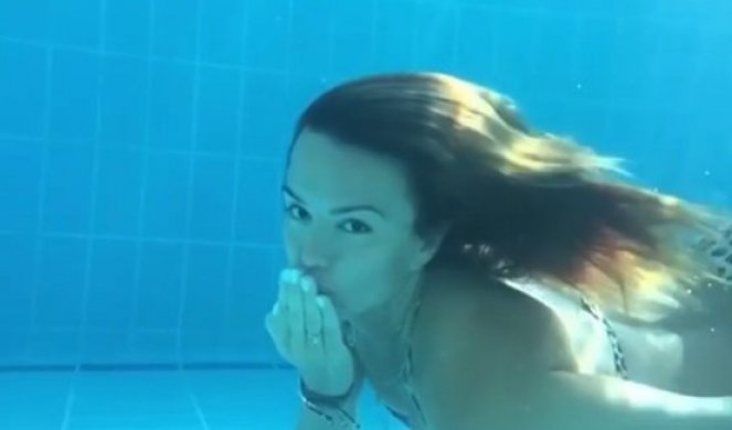 SEVE KAO RIBICA! Snimala se u BAZENU, obukla leopard kupaći, pa poslala SOČAN POLJUBAC! Pogledajte je pod vodom! (VIDEO)