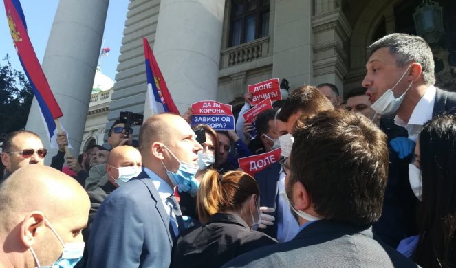 (VIDEO) NOVI FAŠISTIČKI SKANDAL BOŠKA OBRADOVIĆA! Na ulazu u Skupštinu Srbije fizički napao poslanike i ministre - RISTIČEVIĆU POCEPALI SAKO, LONČARU BLOKIRALI ULAZ!