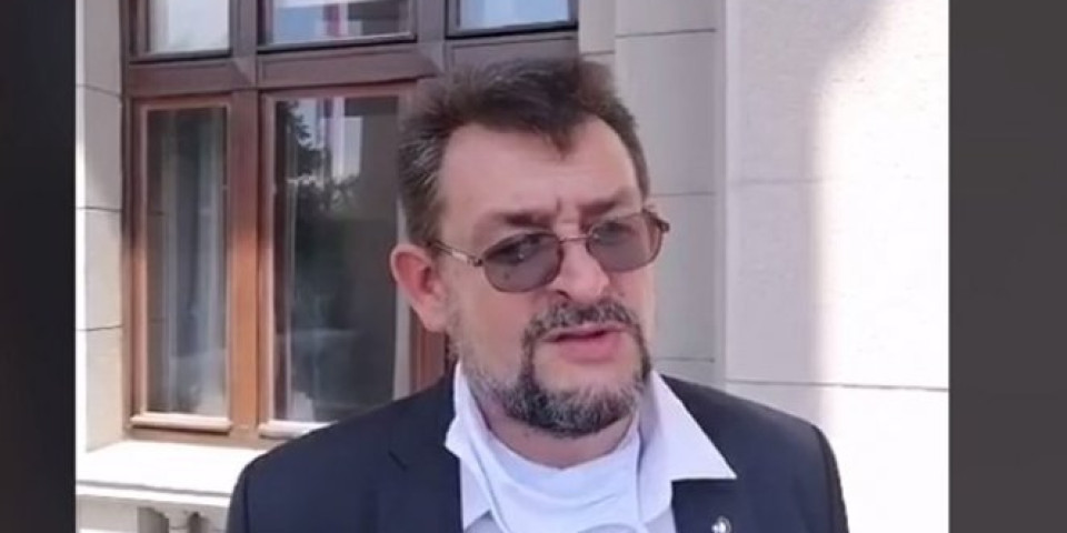 AL' ĐILAS MOŽE?! Poslanik Dveri objasnio ko sme da priđe Bošku Obradoviću na stepenicama Narodne skupštine! (VIDEO)