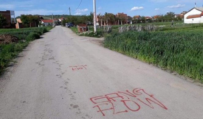 NJIHOVA MRŽNJA JE NESTVARNA! Anti-srpski grafiti u selu kod Gnjilana! (FOTO)