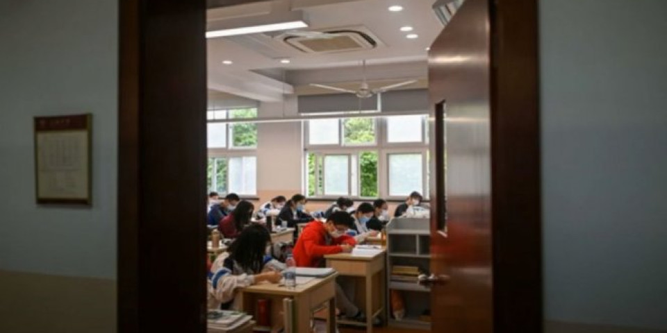 STUDENTI SE VRAĆAJU U KLUPE! U Pekingu svi nose narukvice za merenje temperature! (FOTO/VIDEO)