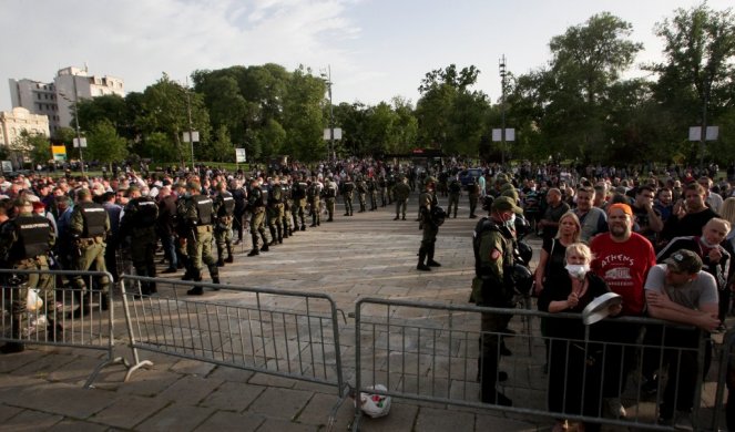 (FOTO/VIDEO) VEČERAS BURNO ISPRED SKUPŠTINE! ODJEKIVALO: "ACO, SRBINE! BOŠKO, FAŠISTO!"