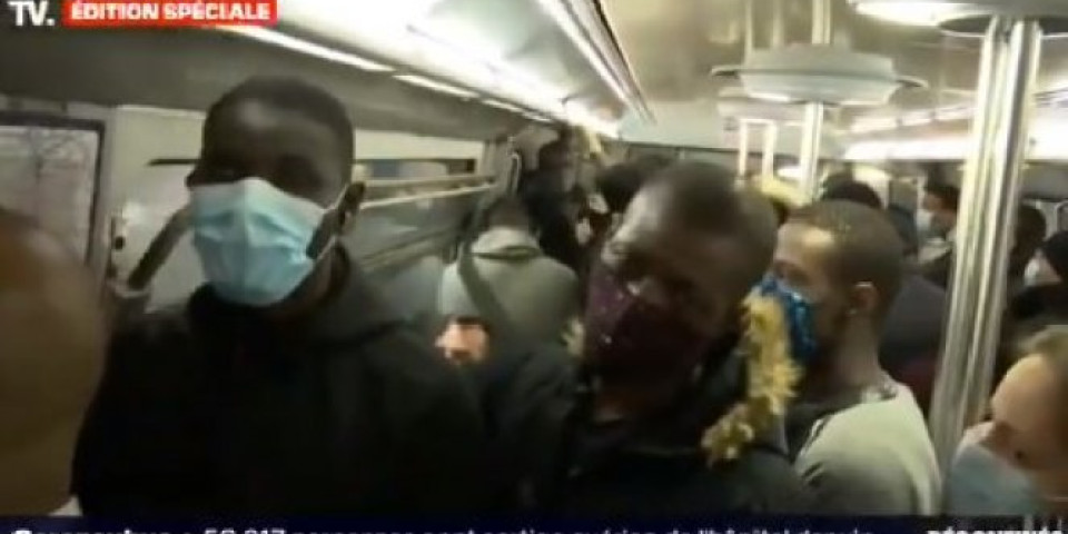 (VIDEO) HAOS U GRADSKOM PREVOZU U PARIZU! Nema rastojanja, ljudi "napakovani" kao sardine - gužve u autobusu razbesnele građane!