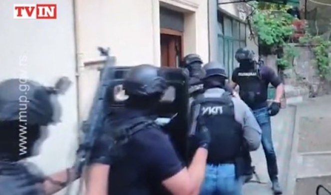 SPECIJALCI UPALI U KUĆU, RAZVALILI VRATA I SAVLADALI RAZBOJNIKA! Pogledajte spektakularnu akciju hapšenja Crnogorca koji je s "uzijem" divljao po Vračaru