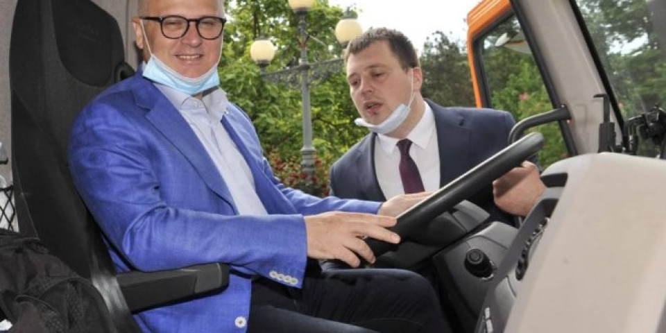 (FOTO) SAMO VOZILO JE DOVOLJNO DA PRAZNI KONTEJNERE Vesić: Gradska čistoća" bogatija za 34 nova vozila