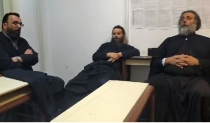 (VIDEO) PESMOM PROTIV MILOGORSKIH SATANISTA! Privedeni sveštenici prkosno zapevali u policijskoj stanici!