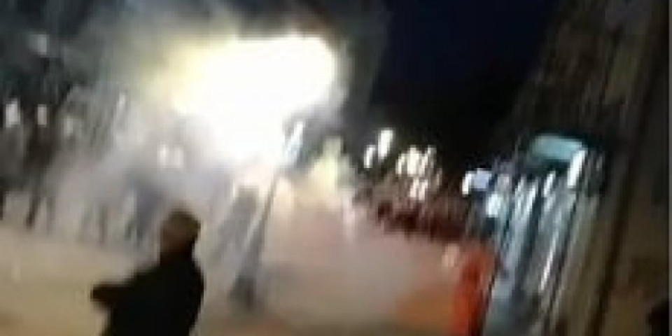 (VIDEO) POLICIJA SUZAVCEM KRENULA NA OKUPLJENE PLJEVLJAKE, NA ULICAMA SE VODI PRAVI MALI RAT! Povređeno dete, gradom odjekuju detonacije, Hitna pomoć odvozi povređene!