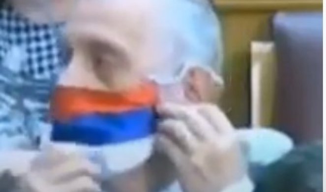 (VIDEO) OVAKO SE TO RADI! Poslanik u crnogorskom parlamentu DOŠAO SA MASKOM U BOJAMA SRPSKE ZASTAVE!