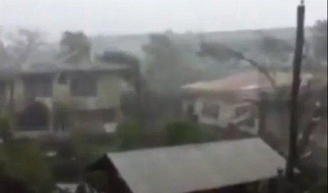 SNAŽAN TAJFUN POGODIO FILIPINE! Na desetine hiljada ljudi evakuisano! (FOTO/VIDEO)