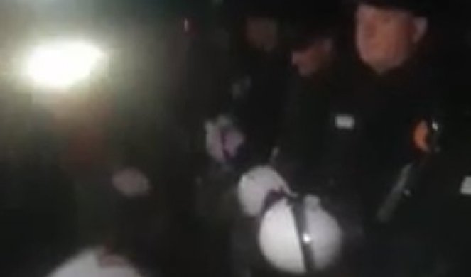 (VIDEO) ĆERKE UHAPŠENIH SVEŠTENIKA POKLONILE RUŽE POLICAJCIMA! Šta ćete sada milogorci, HOĆETE I DA OVO NAZOVETE NASILJEM?!